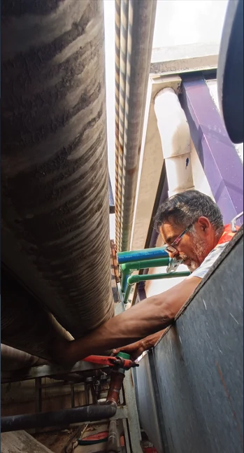 Especialista trabajando junto a un tanque existente